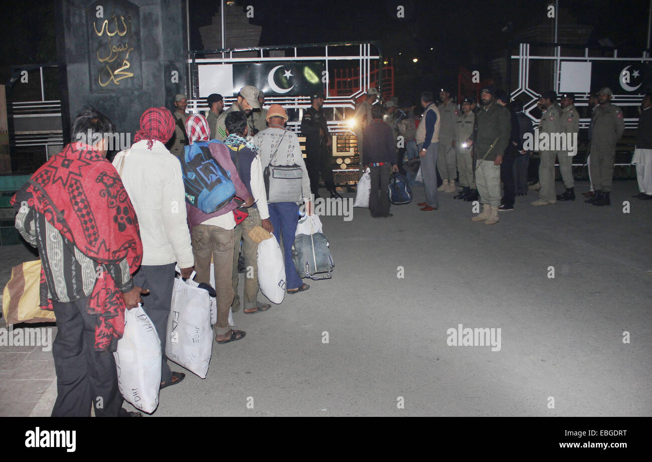 I funzionari pakistani turn-over 40 prigionieri indiani, in prevalenza pescatori detenuti per aver violato le acque territoriali" per le autorità indiane a Wagha Border a Lahore. Indian prigionieri liberati dalla prigione a Karachi in Pakistan come un gesto di cortesia. I prigionieri sono stati rimpatriati attraverso la frontiera Wagah.Un giorno dopo il primo ministro Nawaz Sharif ha scosso le mani e scambiate pleasantries con il suo omologo indiano Narendra Modi al vertice SAARC chiuso a Kathmandu. © Rana Sajid Hussain/Pacific Press/Alamy Live News Foto Stock