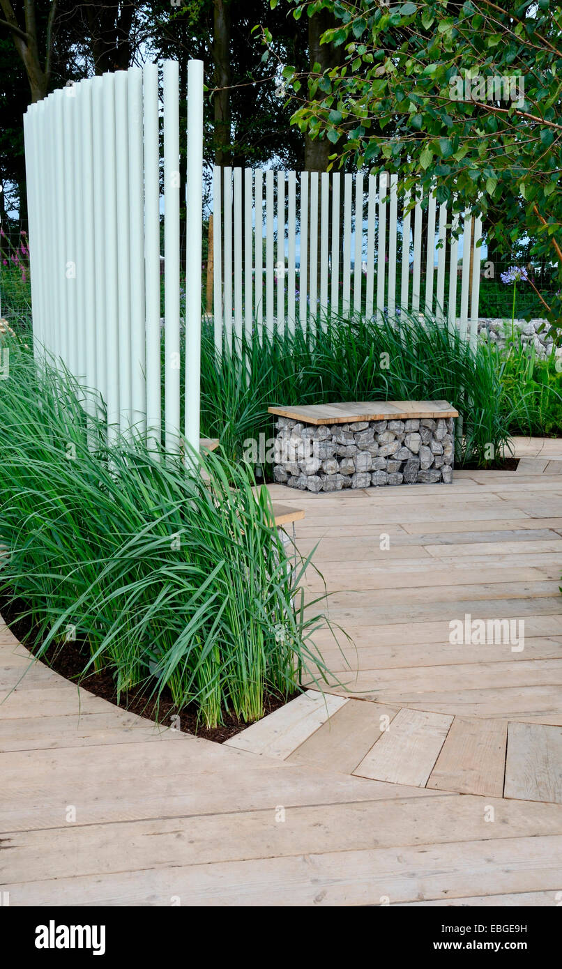 Un giardino con una caratteristica dell'architettura progettata per creare la sensazione di benessere e di spazio a piedi Foto Stock