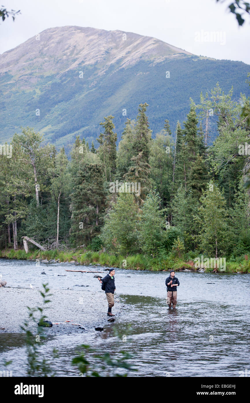 Due uomini la pesca nel fiume russo vicino alla penisola di Kenai, Alaska Foto Stock