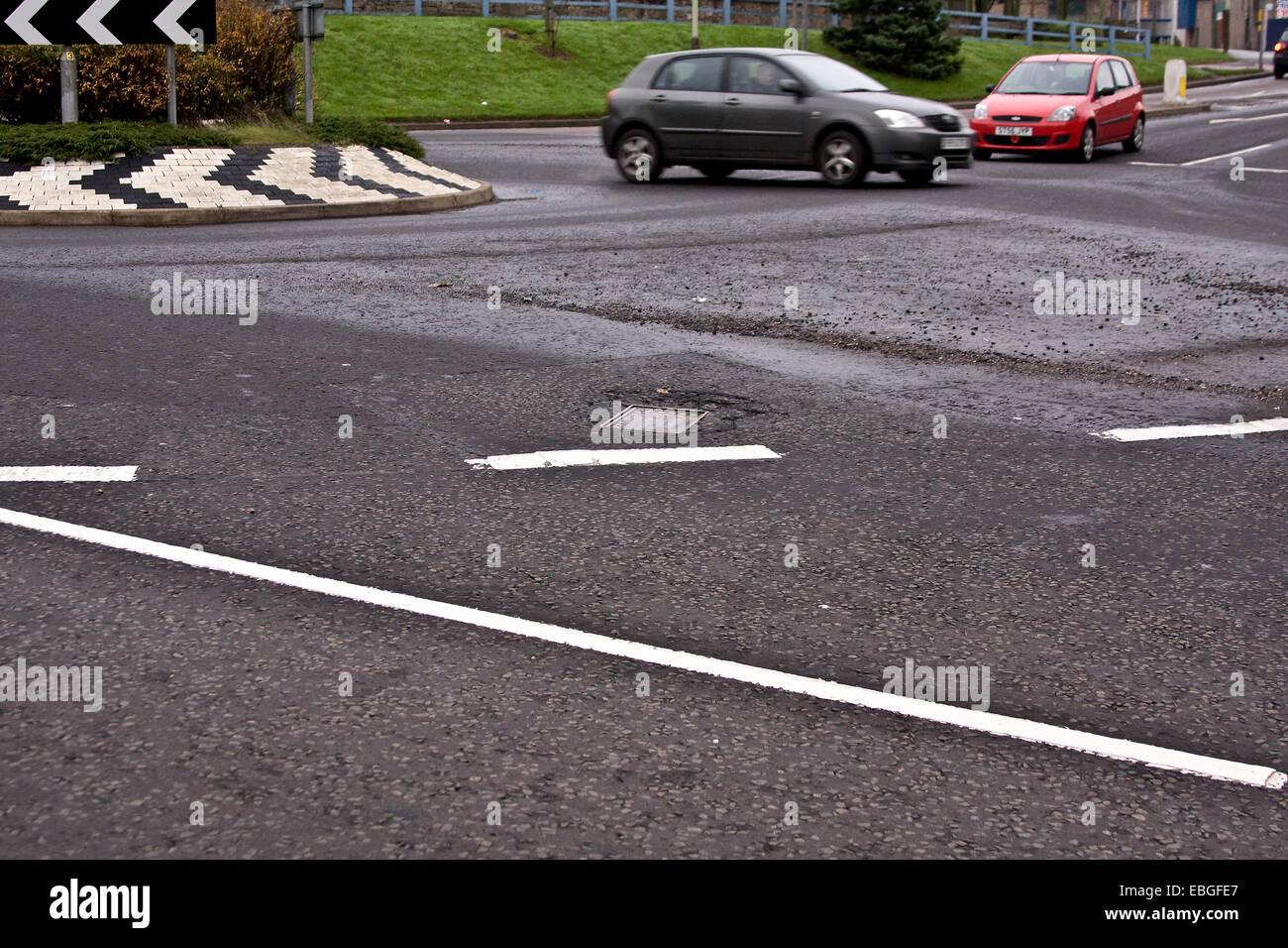 Dundee, Scotland, Regno Unito. Il 1 dicembre del 2014. I Consigli sono invitati a concorrere per una quota di un £168 milioni di fondo antiribaltamento per la riparazione di strade locali, rendendoli più sicuri e più agevole per gli automobilisti, per i ciclisti e per gli altri utenti della strada. Strade scozzesi sono considerati tra i peggiori nel Regno Unito. Le superfici stradali sono previste con economici asfalto che crepa con un elevato volume di traffico e alle intemperie. Credito: Dundee fotografico/Alamy Live News Foto Stock