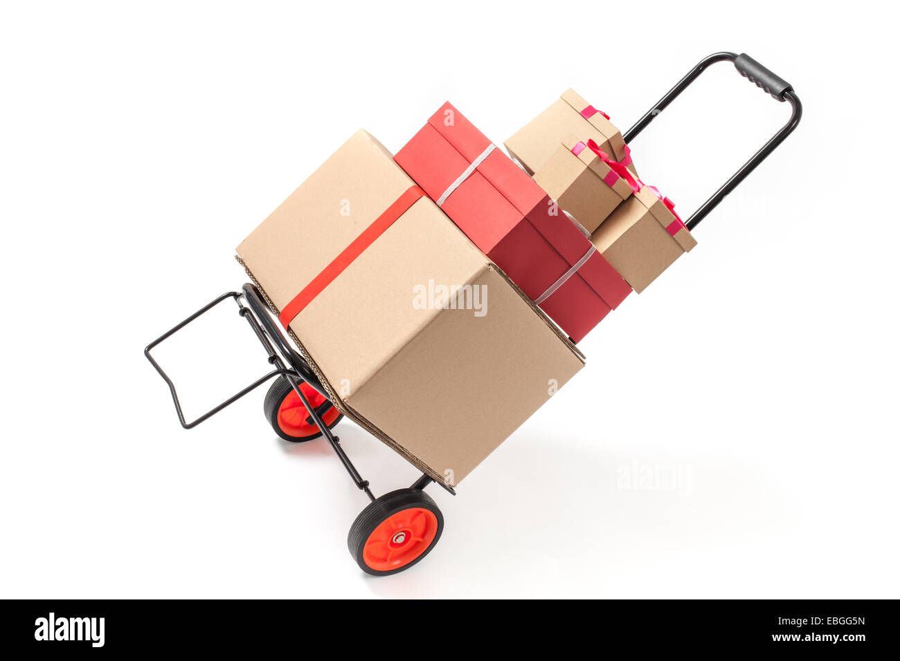 Varie confezioni regalo su un carrello di isolati su sfondo bianco Foto Stock