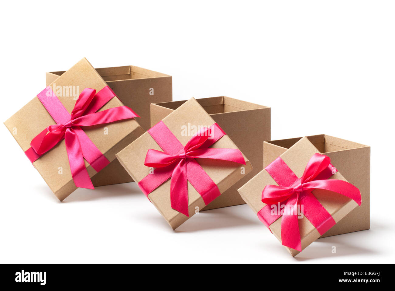 3 Aprire il cartone scatole regalo con nastri rosso isolato su bianco Foto Stock