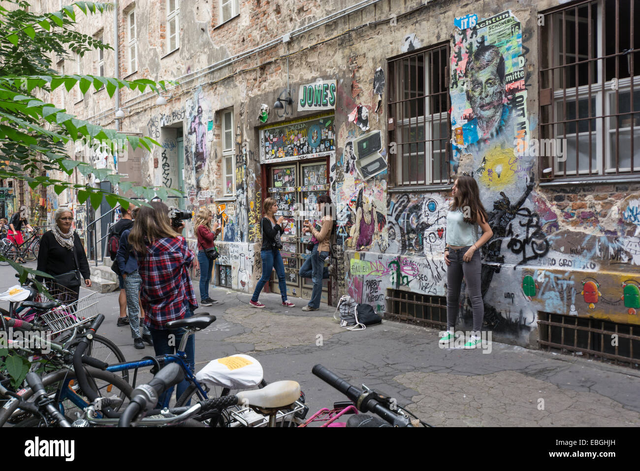 Berlino - Tipico grunge corte di arte a Berlino. Corte situato proprio accanto alla Hackesche tribunale di Berlino elegante Scheunenviertel Foto Stock