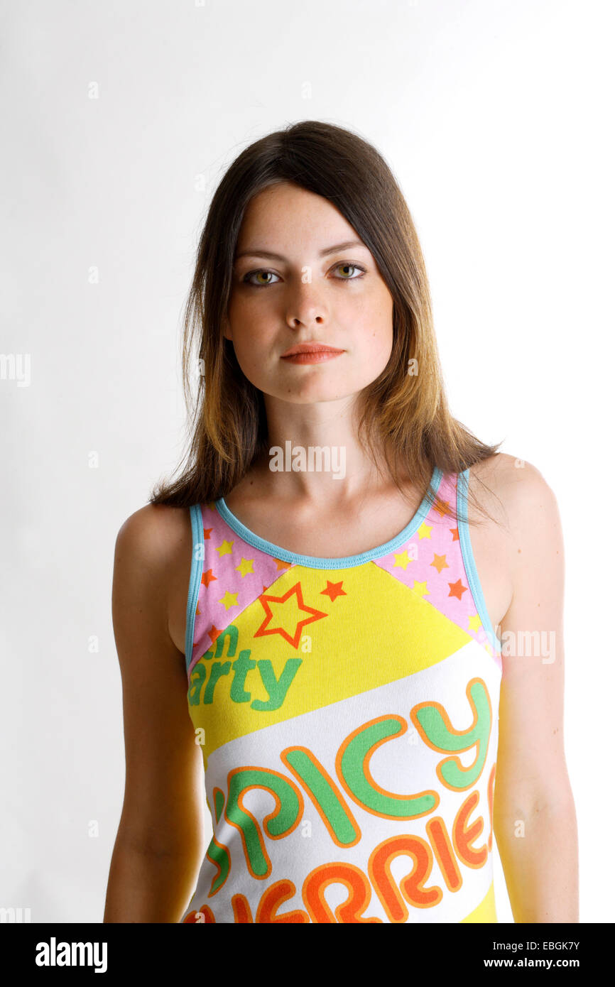 Giovane donna in maglietta multicolore Foto Stock