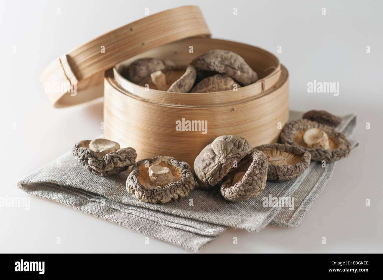 Essiccato funghi shiitake in cinese sistema di cottura a vapore cestello Foto Stock