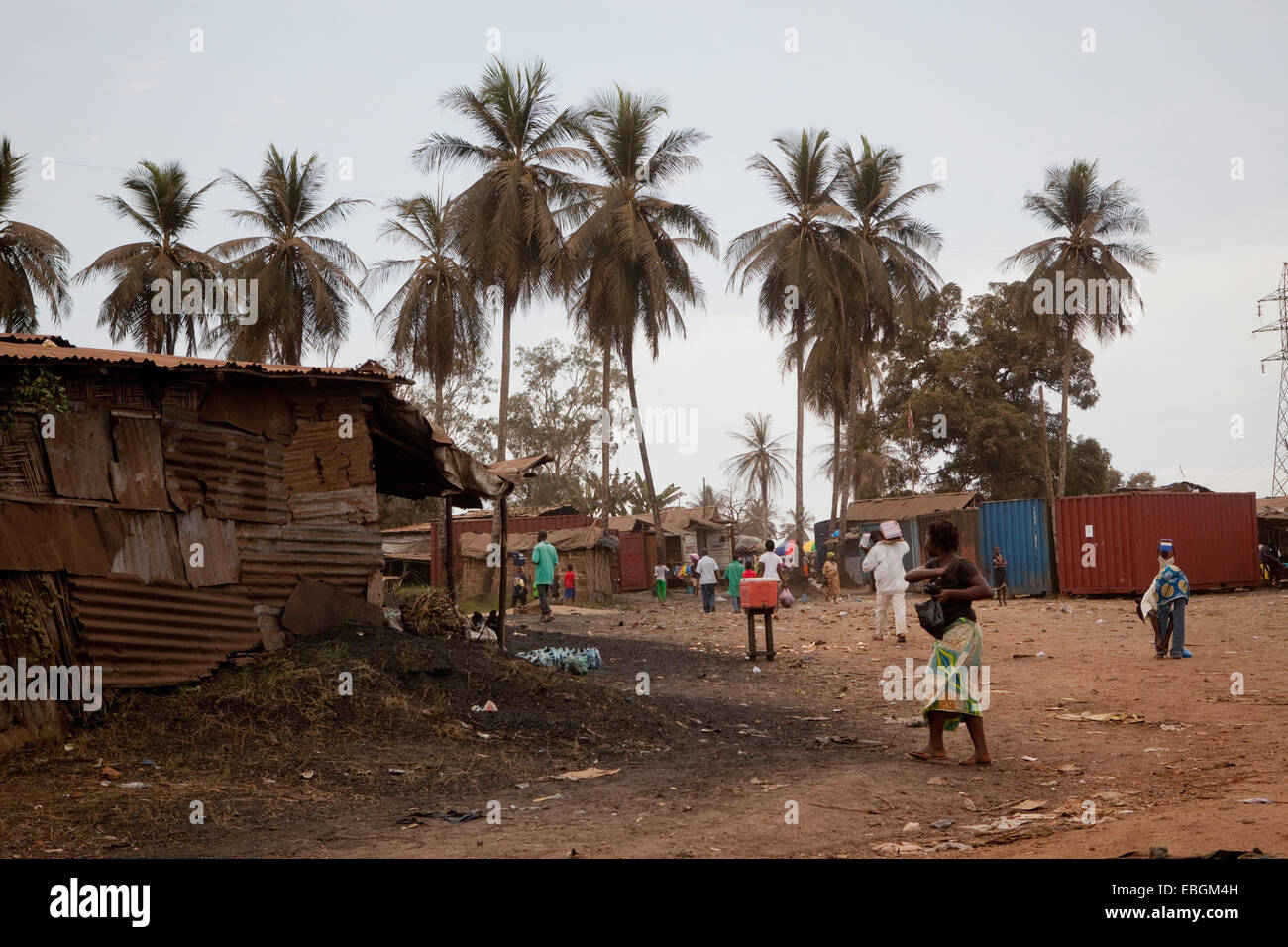 Delle baraccopoli a Monrovia, Liberia, Africa occidentale. Foto Stock