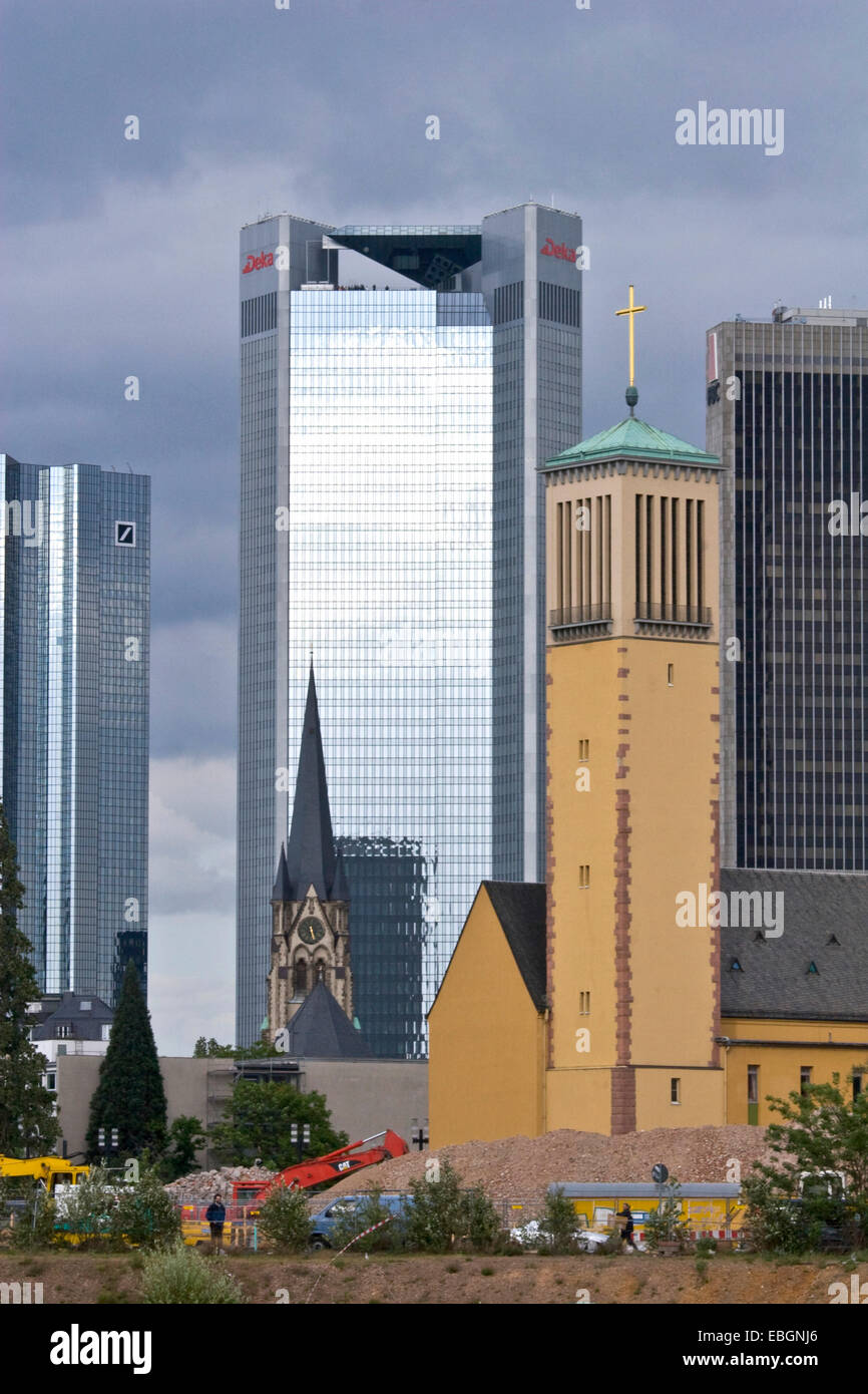 Matthaeuskirche infront di edifici ad alta, Germania, Hesse, Francoforte Foto Stock