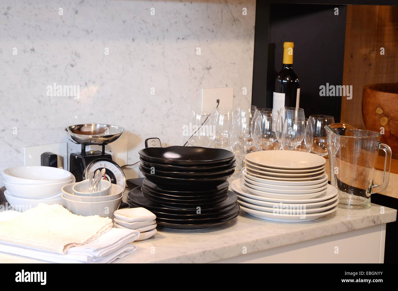 Pulire stoviglie in cucina pronta per l'impostazione di un tavolo per la cena Foto Stock