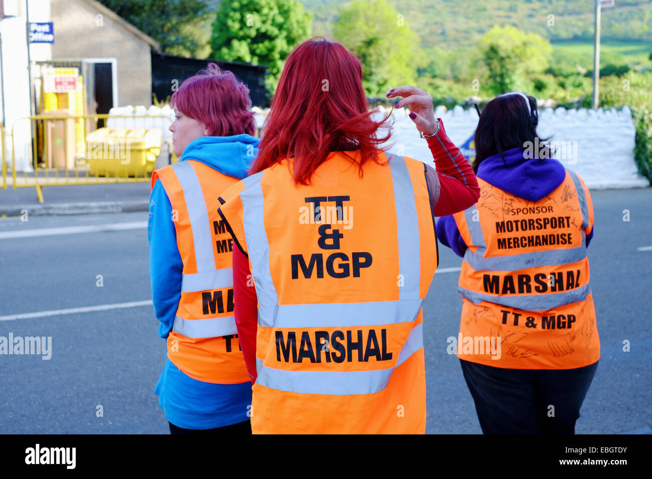 Isola di Man gare TT 2014 - marescialli volontari a Sulby durante una sessione di prove libere Foto Stock