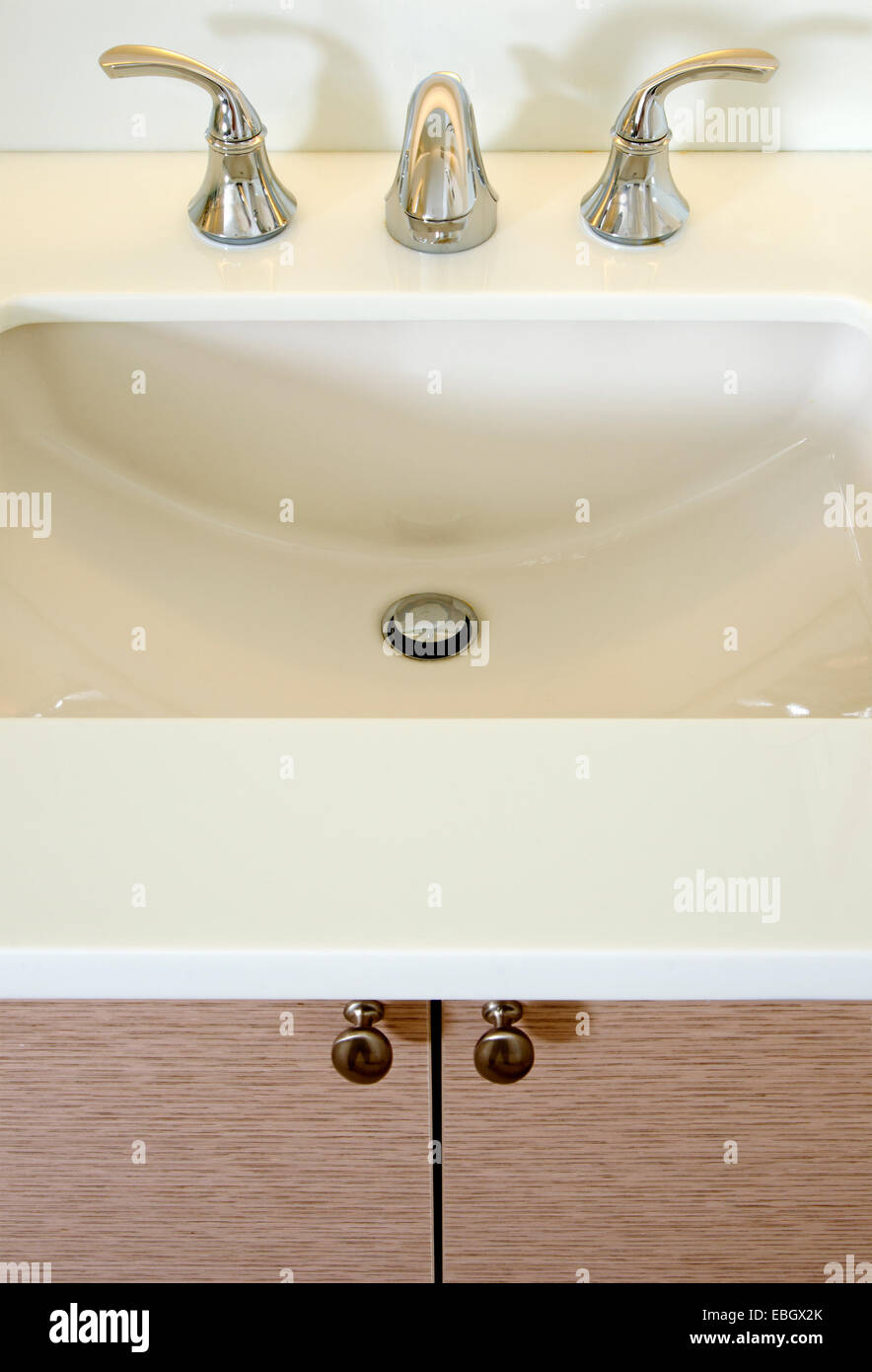 Il lavandino del bagno e contatore: Close up di un lavandino del bagno, Cromo rubinetto e contatore di bianco. Foto Stock
