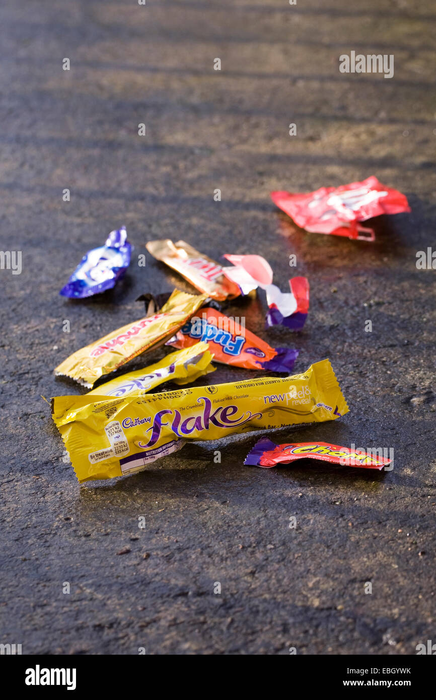 Svuotare le confezioni di caramelle di sovraccaricare il percorso. Foto Stock