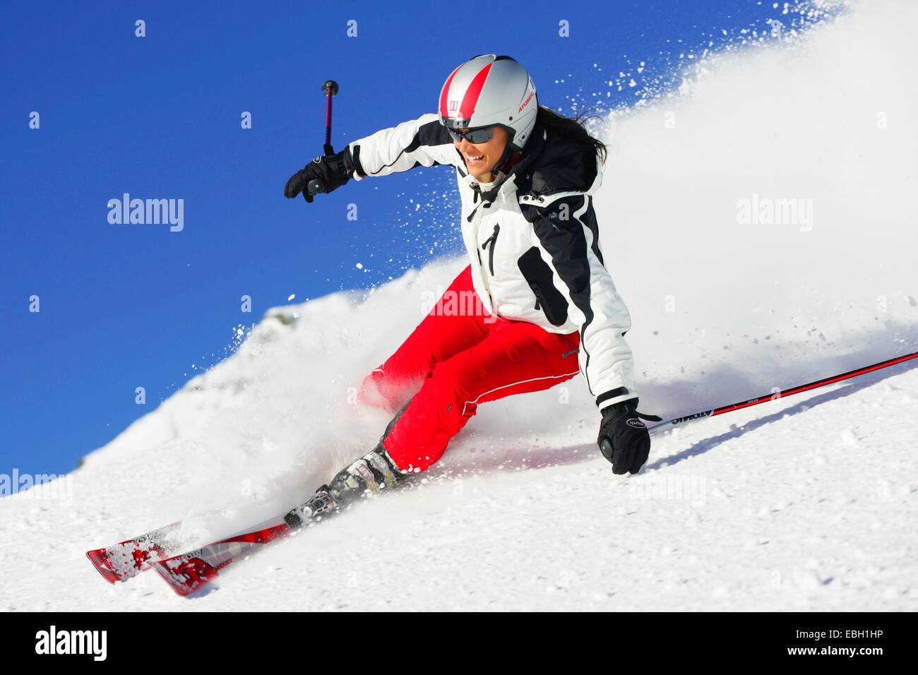 Sciatore racing giù, Austria, Alpi Foto Stock
