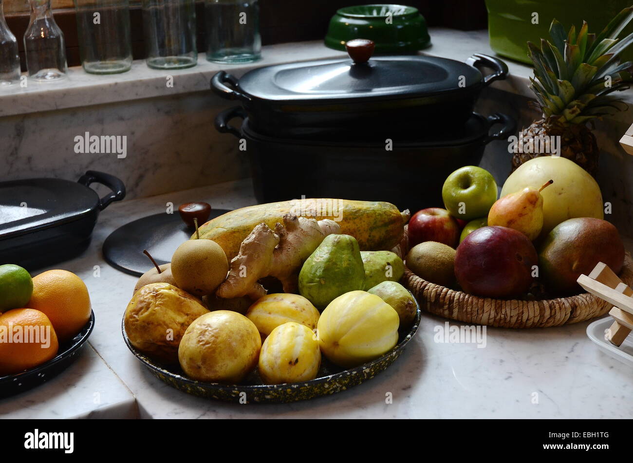 Cucina vassoi di frutta la visualizzazione di papaia,frutto della passione,nashi pera,chamoe,ginger,melone,mango,apple,pera,arancione,calce e ananas Foto Stock