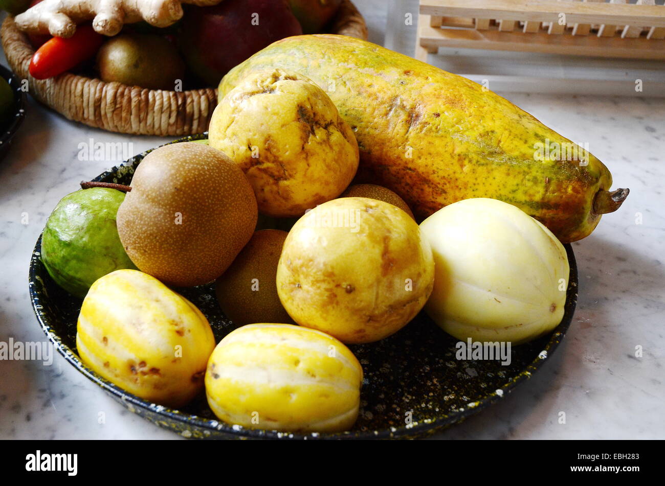 Vassoio di frutta di visualizzazione di frutti tropicali: papaia,frutto della passione,nashi pera e chamoe Foto Stock