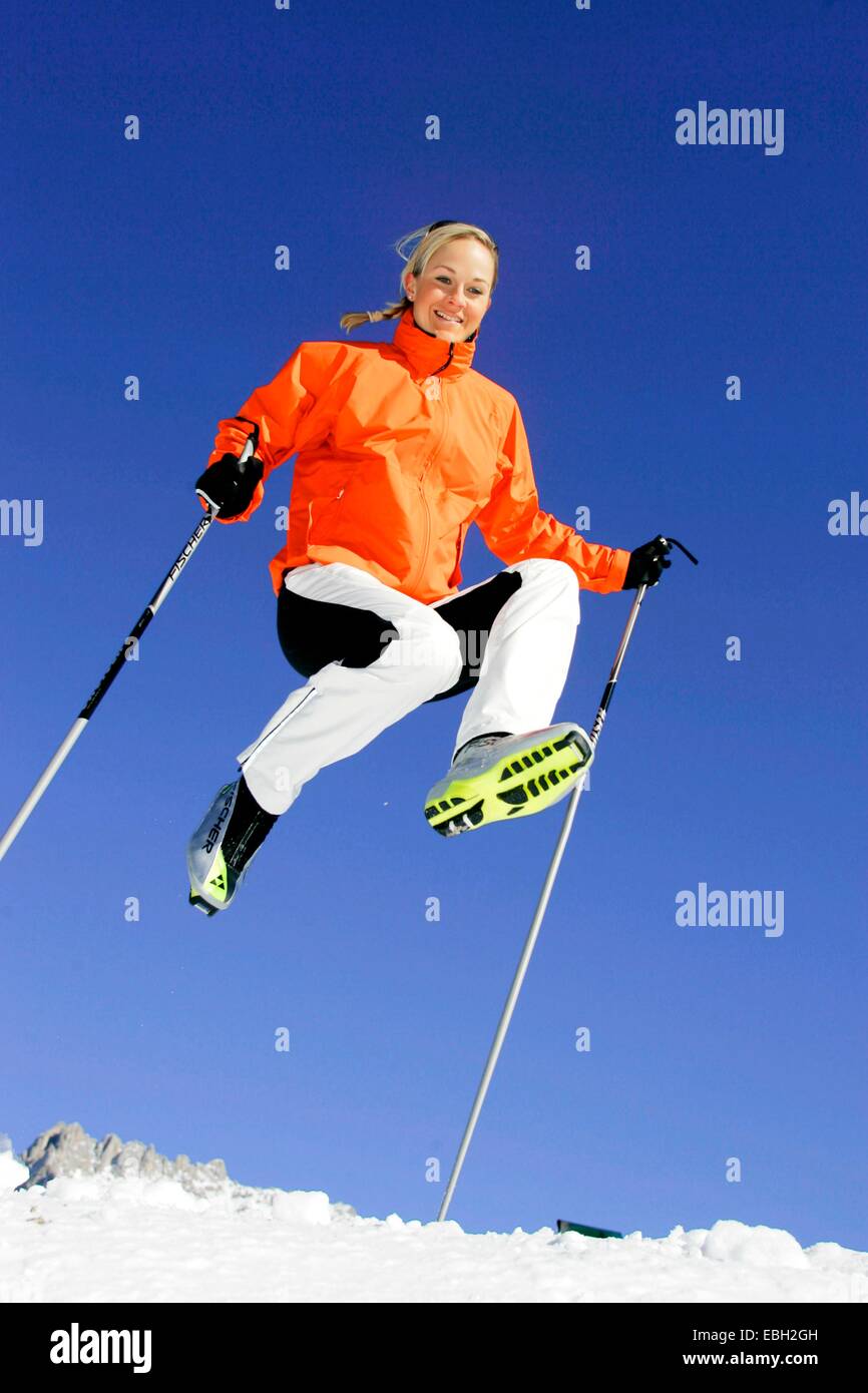 Nordic Walking - giovane donna jumping Foto Stock