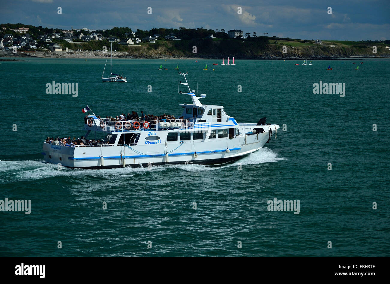 Nave passeggeri lascia il porto di Granville e andare alle isole Chausey (Bassa Normandia, Francia). Foto Stock