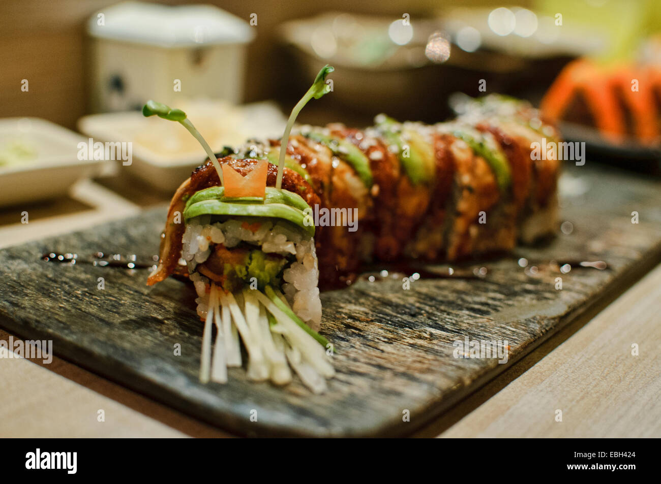 Rotoli di sushi al ristorante Isao, Bangkok, Thailandia Foto Stock