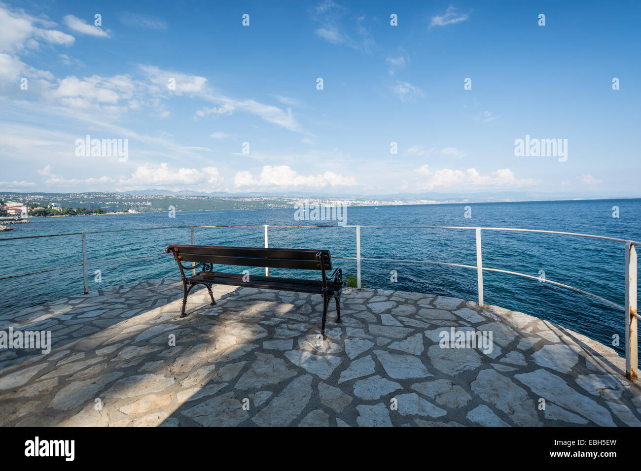 Vista oceano sul mare Adriatico dal litorale di Opatija, una città turistica della Croazia. Foto Stock