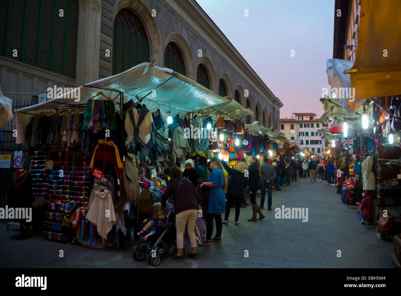 Le bancarelle del mercato intorno al mercato centrale di San Lorenzo di Firenze, Toscana, Italia Foto Stock