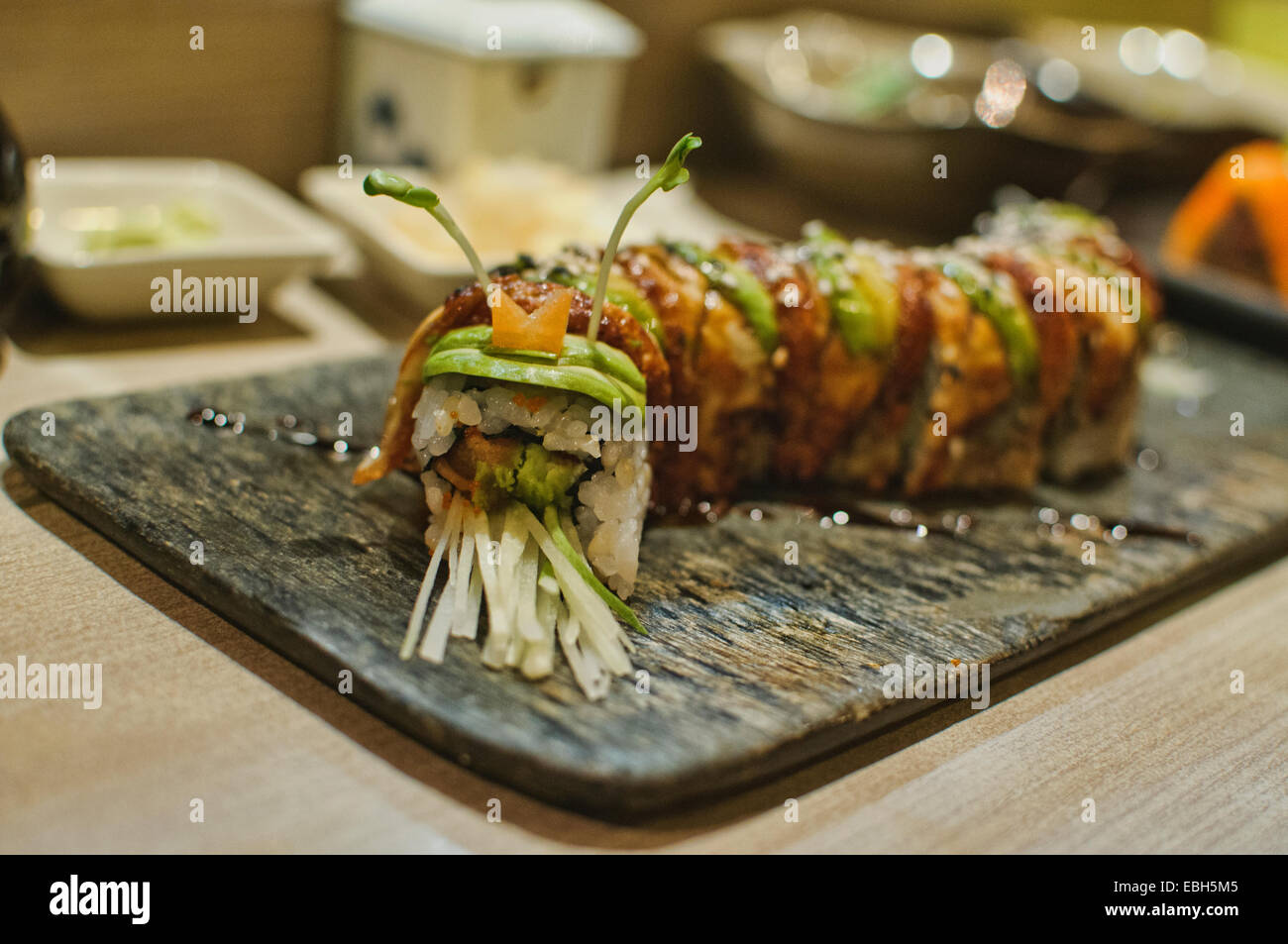Rotoli di sushi il cibo giapponese prese a Isao Ristorante Bangkok, Thailandia Foto Stock