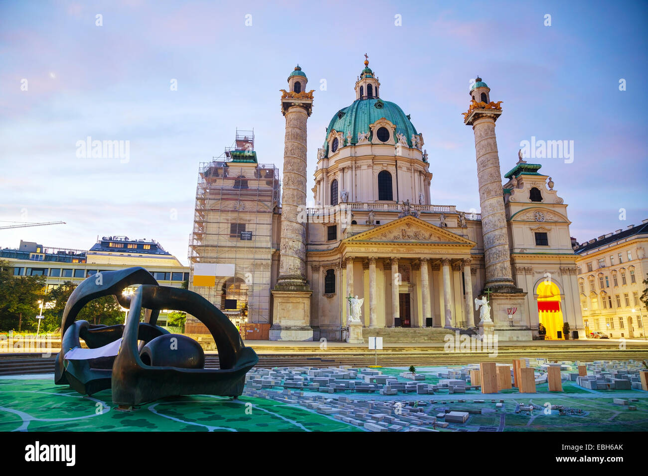 San Carlo, la Chiesa (Karlskirche) di Vienna in Austria a sunrise Foto Stock