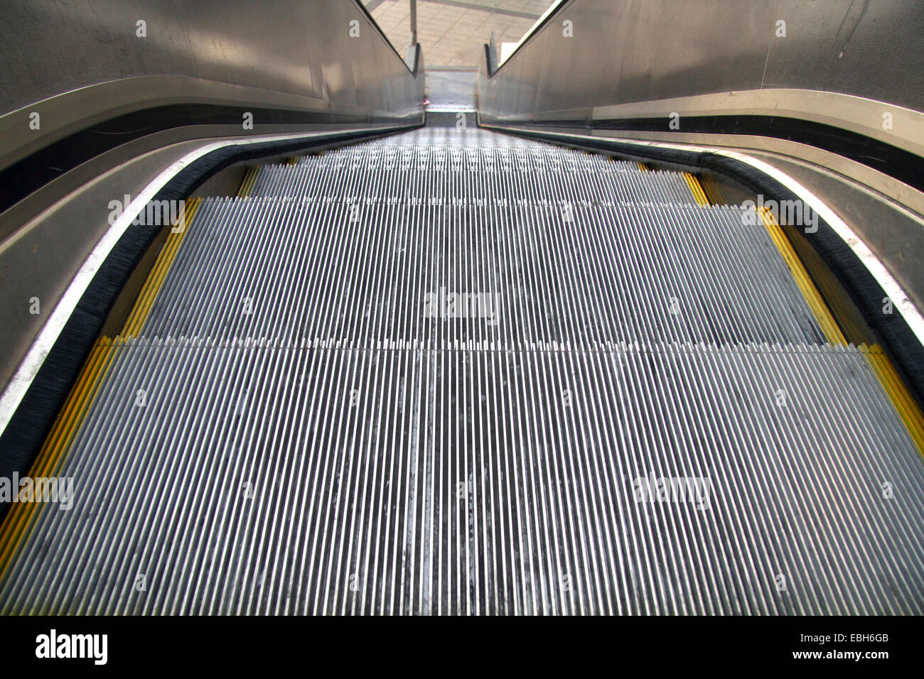 Guardando verso il basso sulla scala mobile, Germania Foto Stock