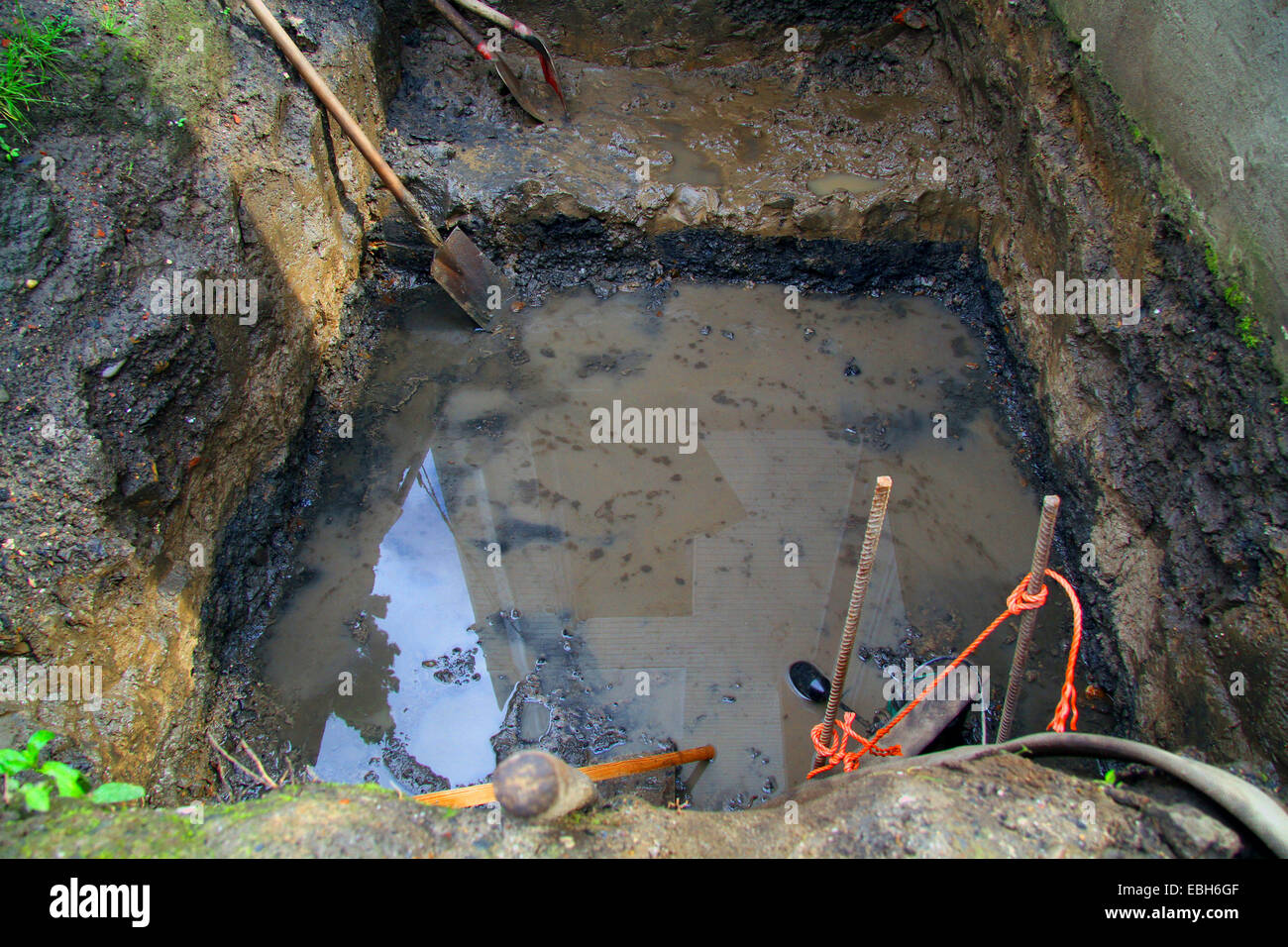 La massa di acqua nel pozzo di scavo, Germania Foto Stock