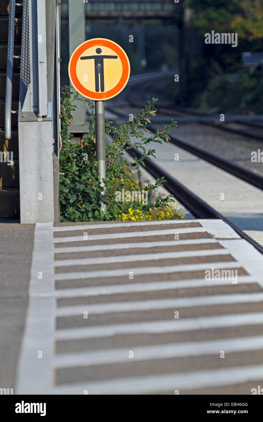 Ferroviario della piattaforma e il bordo di estremità della piattaforma, Germania Foto Stock