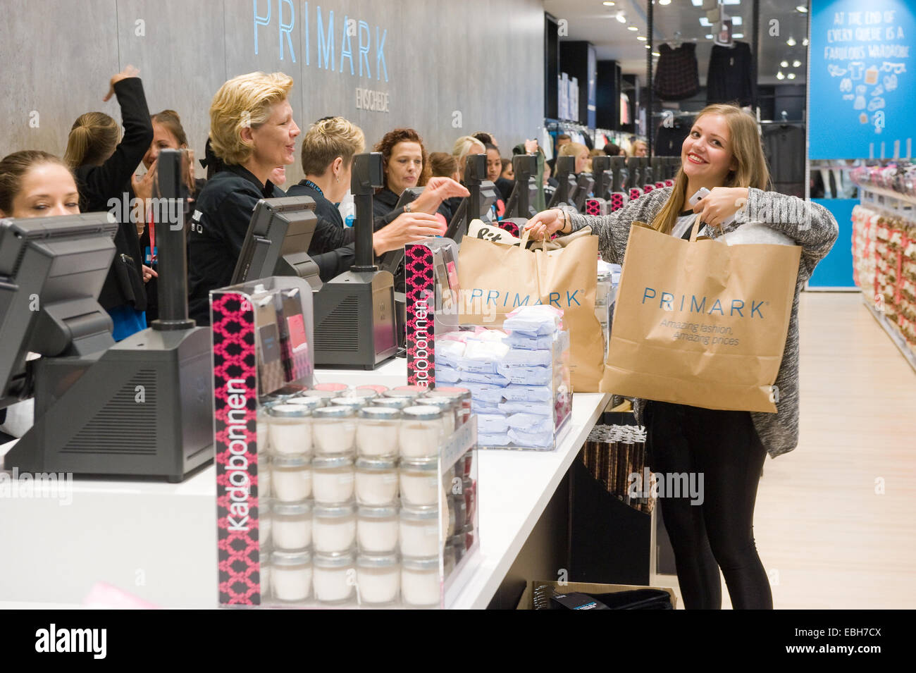 ENSCHEDE, Paesi Bassi - Agosto 19, 2014: Le persone fanno acquisti in un nuovo ramo del magazzino Primark il primo giorno di apertura Foto Stock