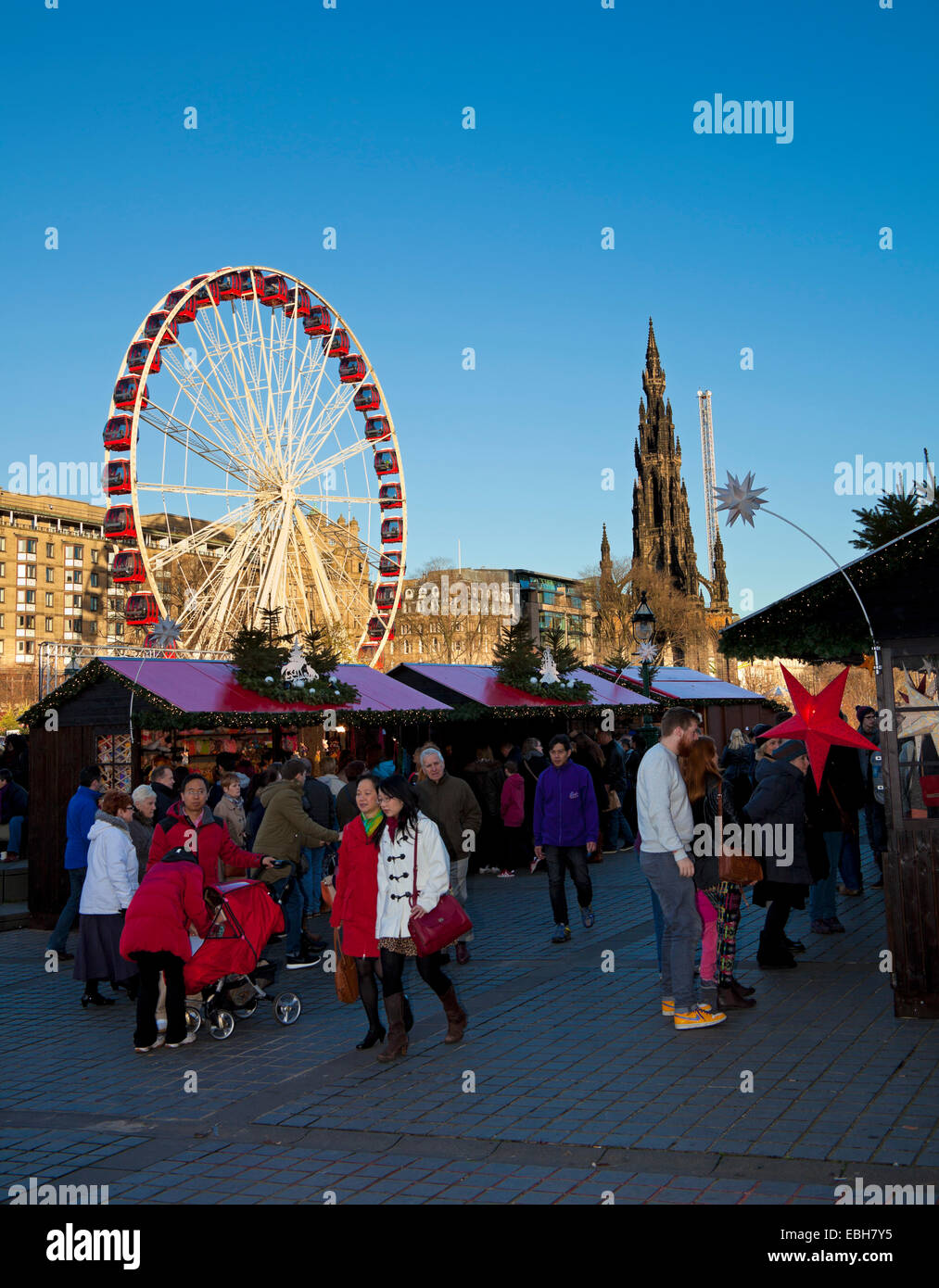 Edinburgh mercatino di Natale il tumulo con la grande ruota in background Scotland Regno Unito Foto Stock