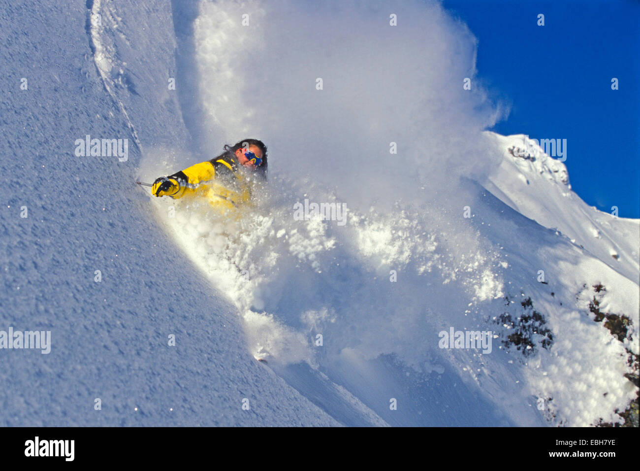 Sciatore femmina durante la corsa, Austria, Alpi Foto Stock