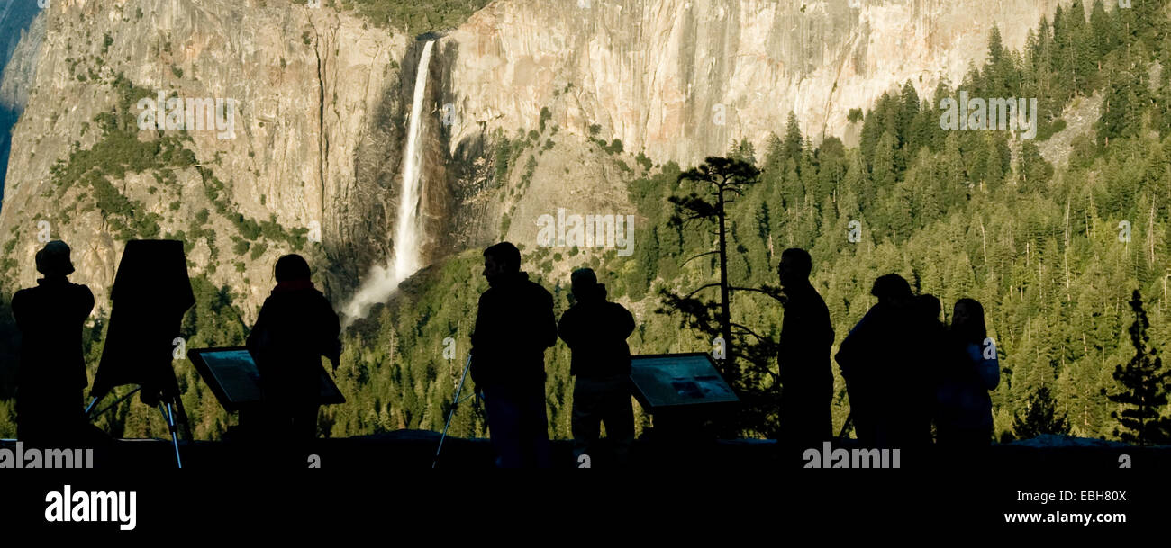 Fotografi di scattare una foto di una cascata, Yosemite Falls, Yosemite Valley, Yosemite National Park, California, Stati Uniti d'America Foto Stock