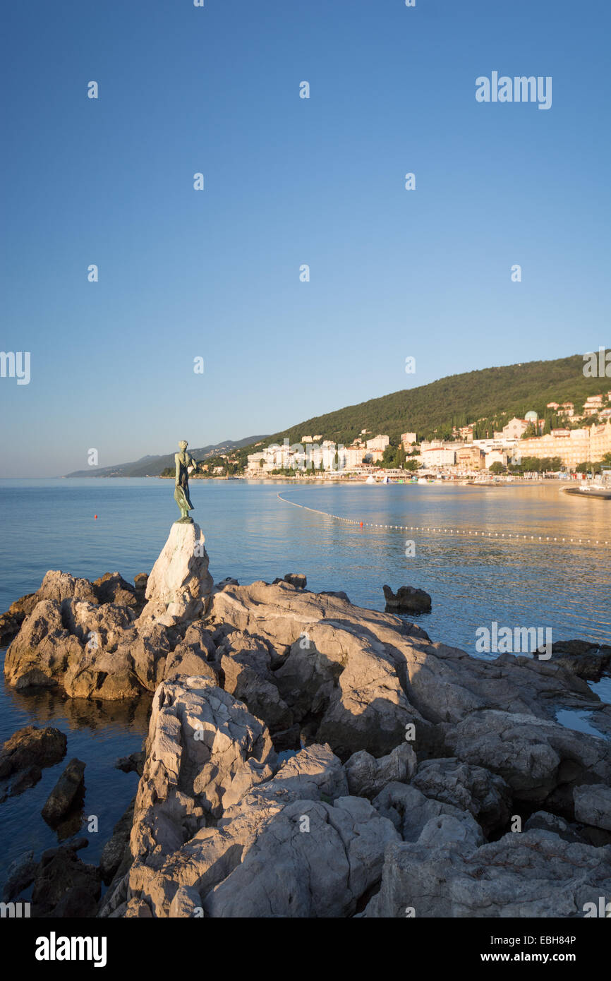 OPATIJA, Croazia -: Maiden con la statua di gabbiano con il mare Adriatico in background. Statua di Zvonko Car ha trasformato in Foto Stock