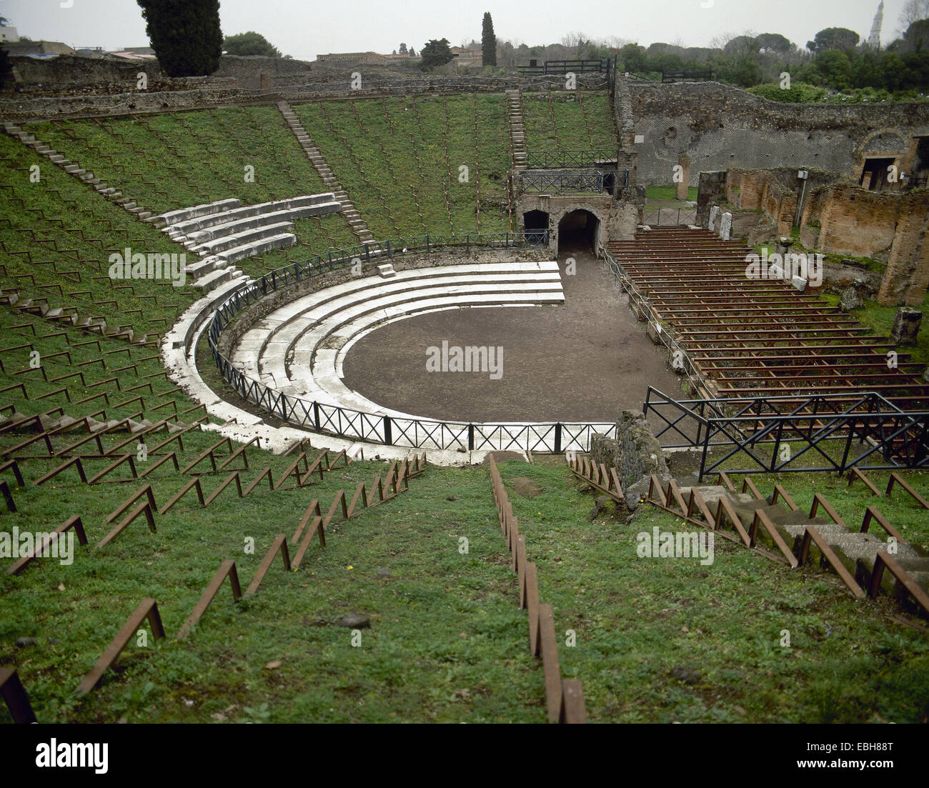 L'Italia. Pompei. Il grande teatro. 2 BC panoramico. Area salotto (cavea), orchestra e portico di gladiatori. Foto Stock