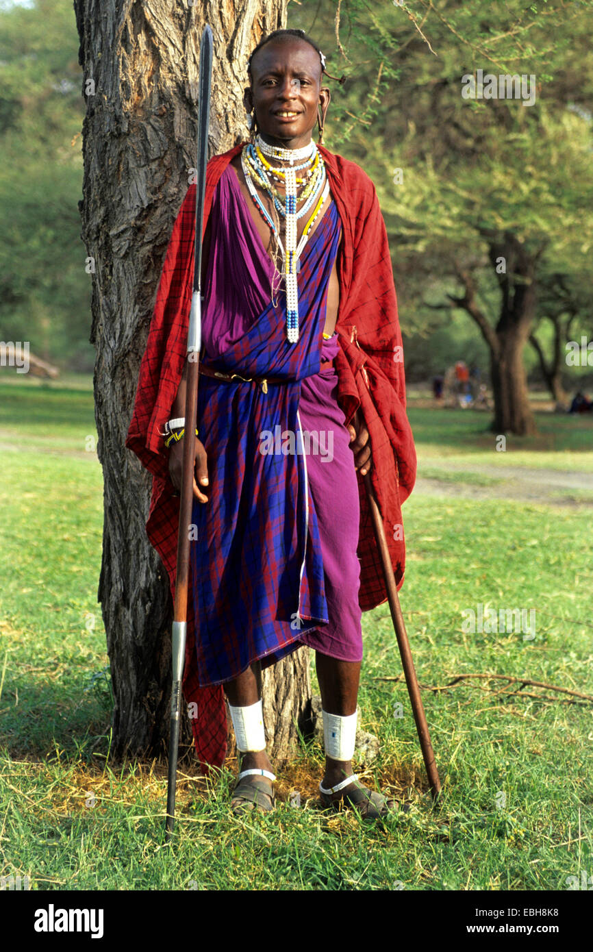 Guerriero masai in abito tradizionale nel bush africano, Tanzania Foto  stock - Alamy