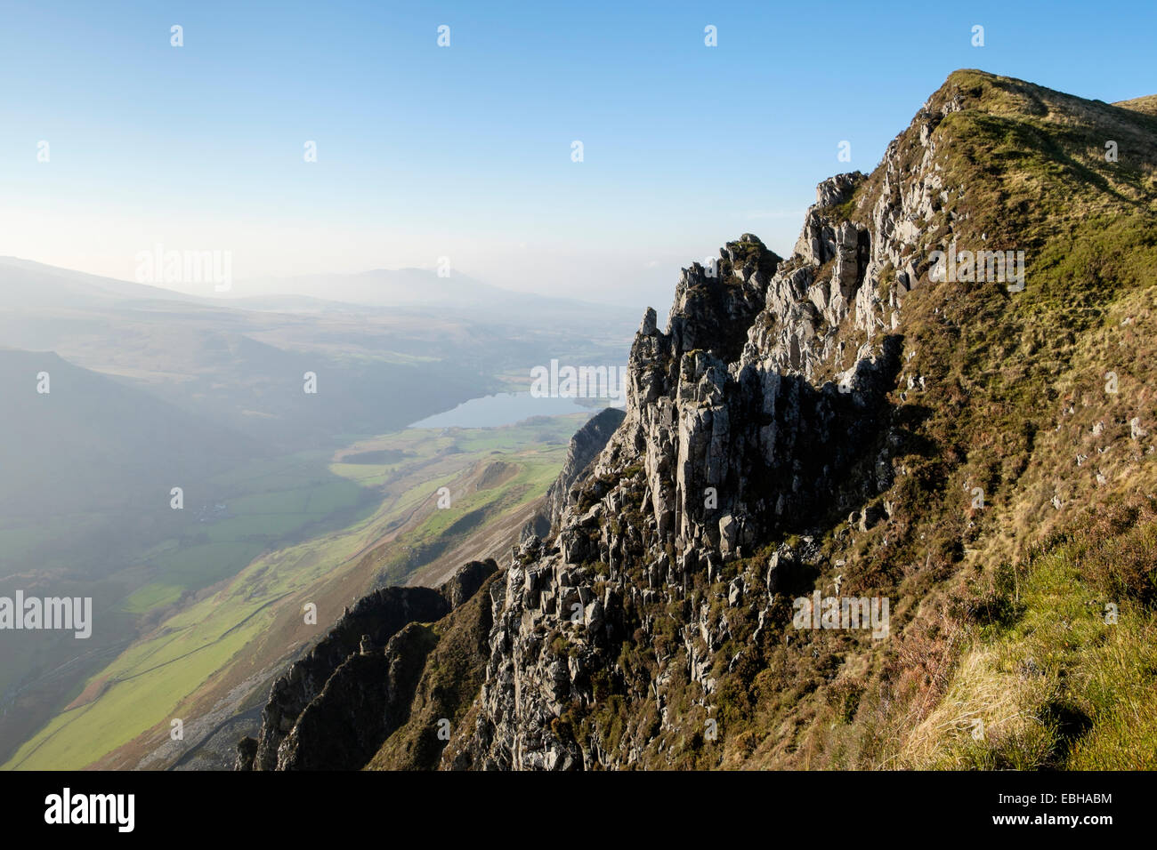 Vista di Craig y Bera sperone roccioso sul Mynydd Mawr sopra Nantlle valley nel Parco Nazionale di Snowdonia (Eryri). Gwynedd North Wales UK Gran Bretagna Foto Stock
