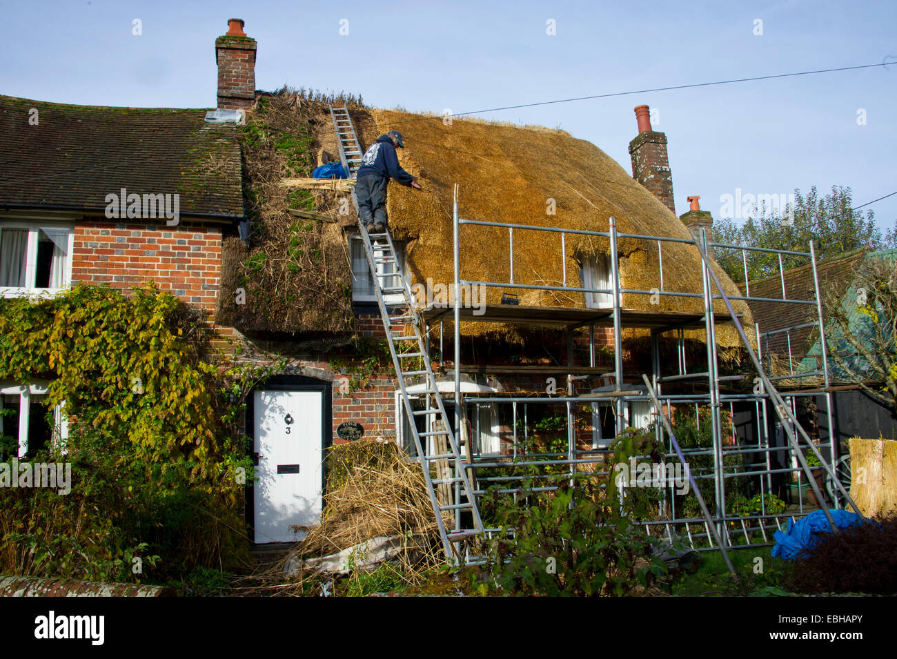 Un cottage dispone di un nuovo tetto di paglia, Inghilterra Foto Stock