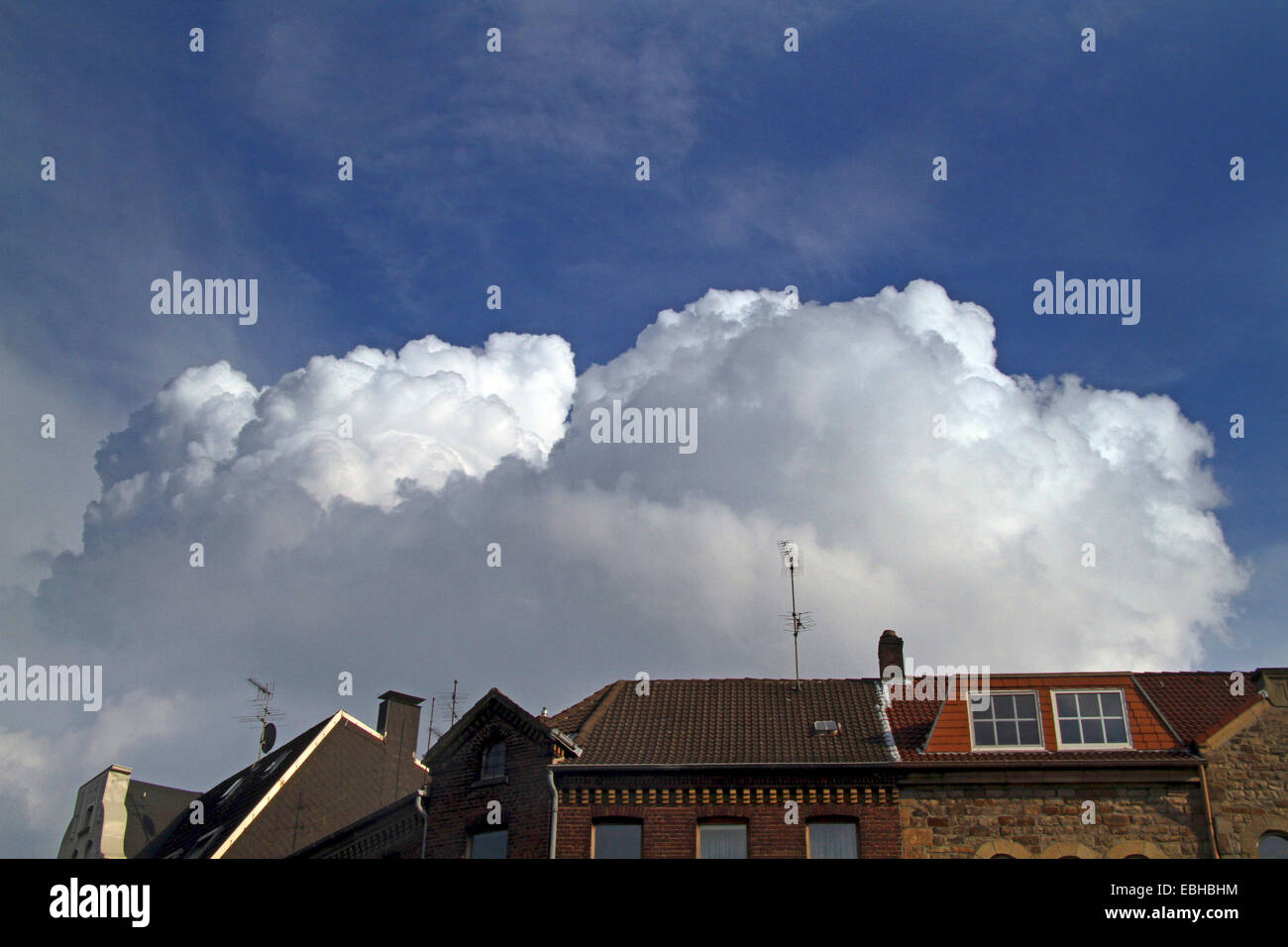 Formazione di un thundercloud sopra i tetti, Germania Foto Stock