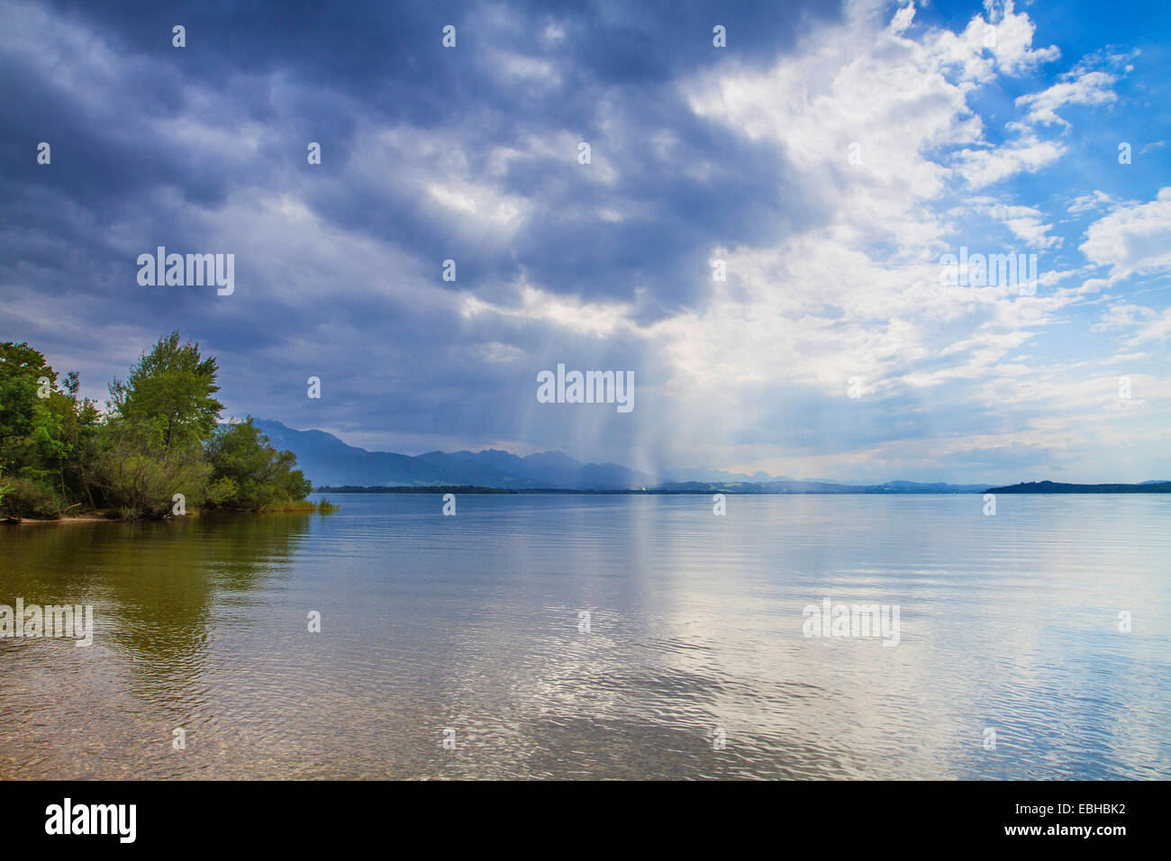 Avvicinando temporale su un lago, in Germania, in Baviera, il Lago Chiemsee Foto Stock
