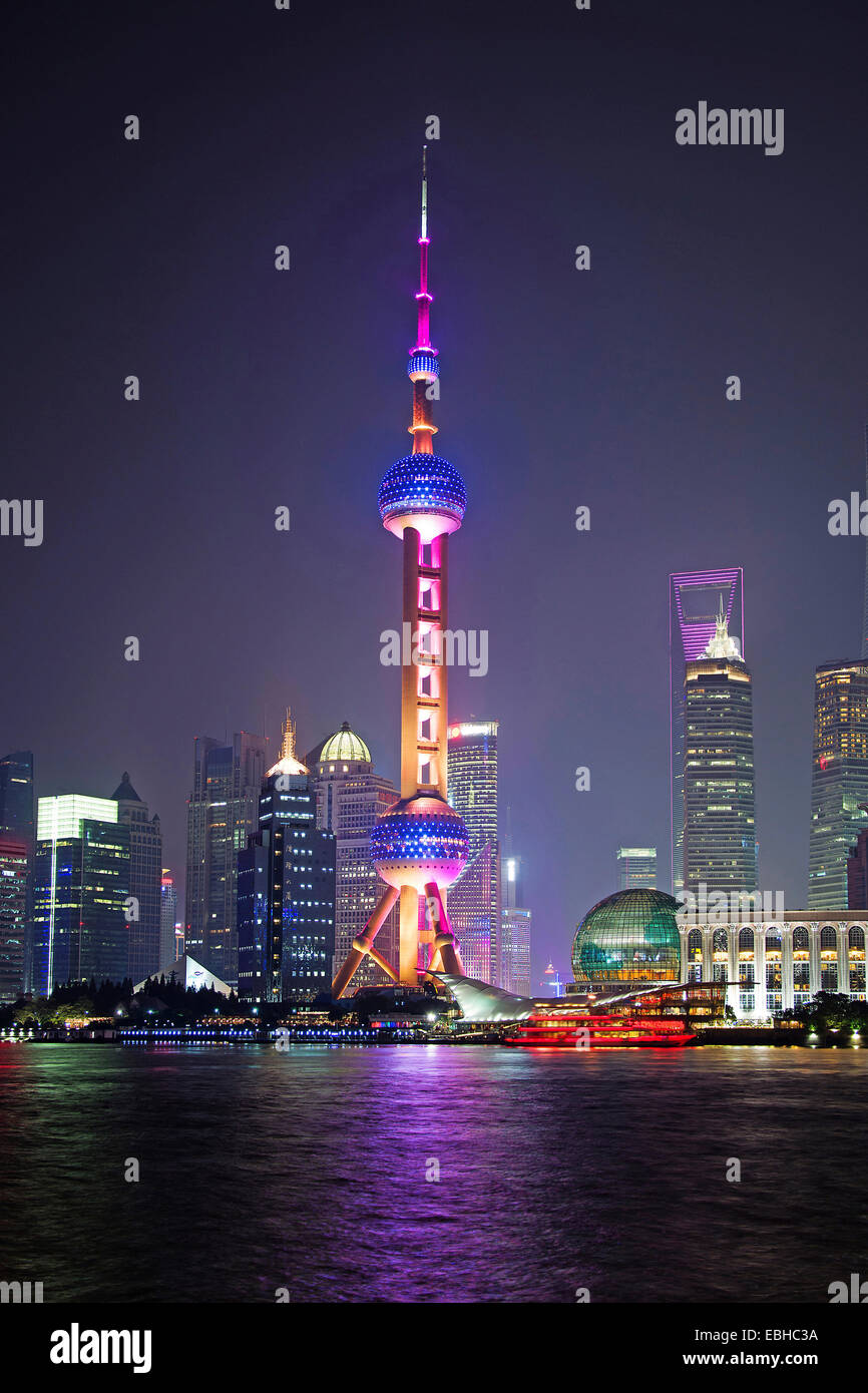 Skyline di Pudong illuminato con la torre della televisione di notte, Cina Shanghai Foto Stock