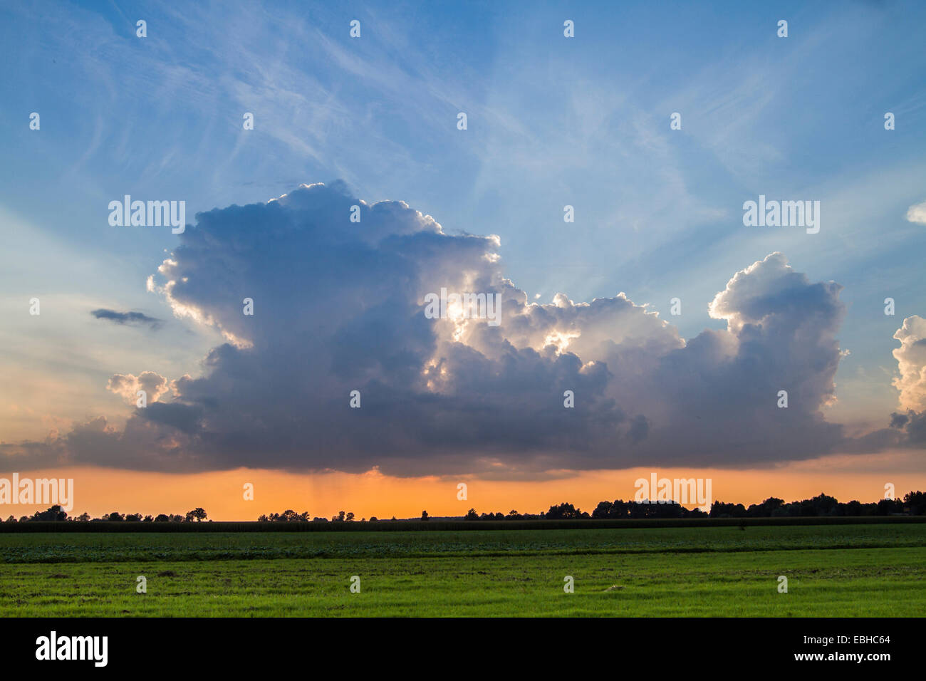 Impilati Cumulonimbus cloud, dalla pioggia che cade, in Germania, in Baviera Foto Stock