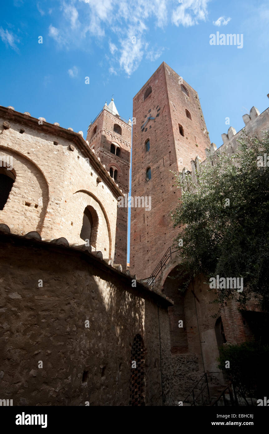 L'Italia, Liguria, Albenga, il Battistero e la torre Foto Stock