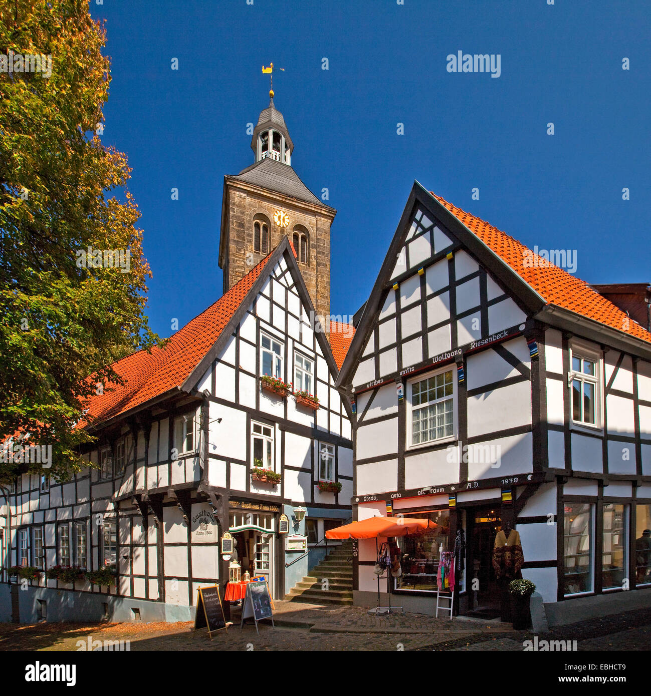 Case con travi di legno e della chiesa nella città vecchia, in Germania, in Renania settentrionale-Vestfalia, Tecklenburger Land, Tecklenburg Foto Stock