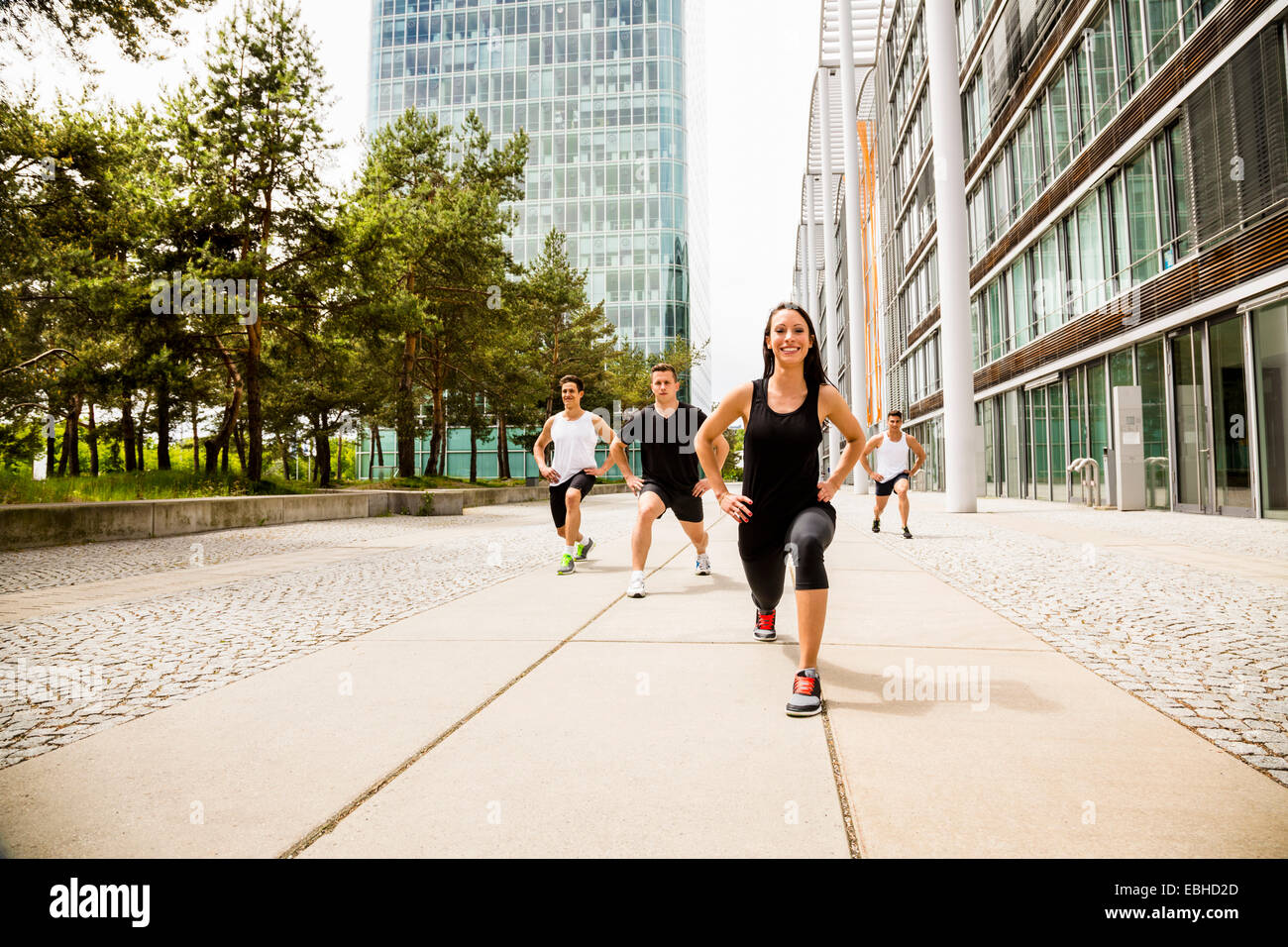Personal trainer facendo outdoor training in luogo urbano, Monaco di Baviera, Germania Foto Stock