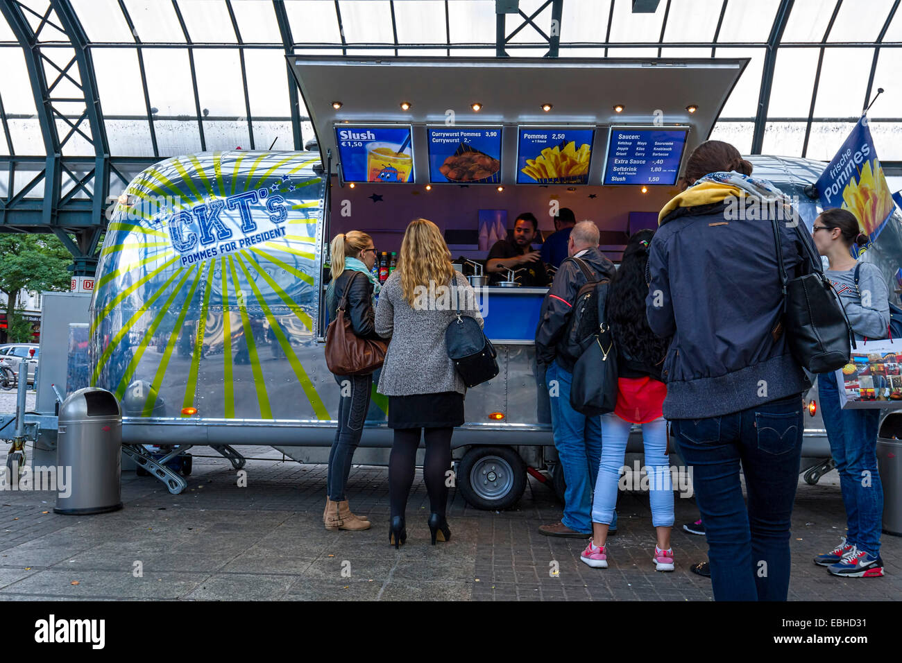 Il Fast Food van, fuori dalla stazione ferroviaria principale di Amburgo, Germania, Europa. Foto Stock