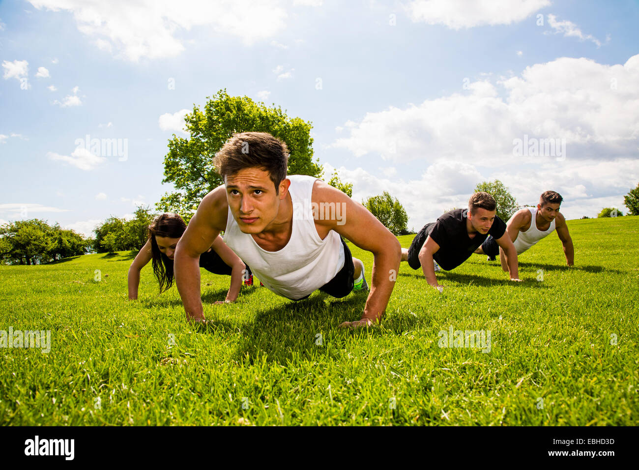 Personal trainer facendo outdoor training in luogo urbano, Monaco di Baviera, Germania Foto Stock