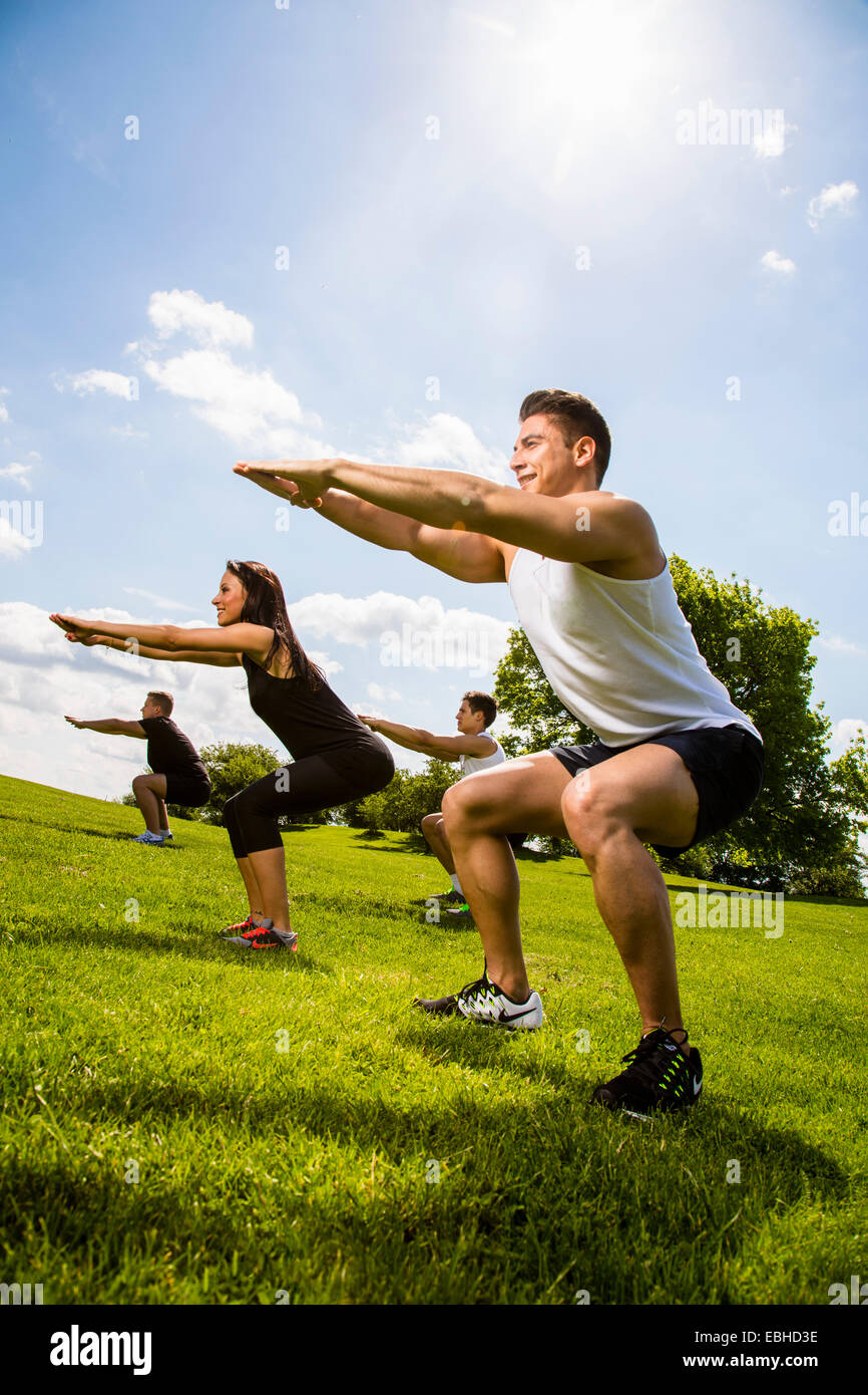 Personal trainer facendo outdoor training in luogo urbano, Monaco di Baviera, Germania Foto Stock