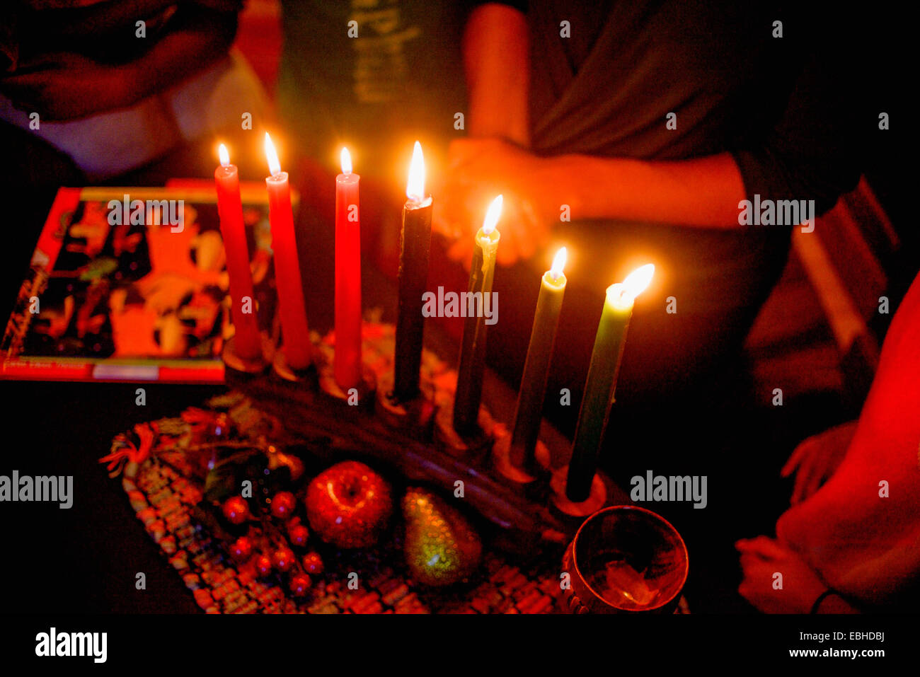 Famiglia celebra Kwanzaa, vista in elevazione Foto Stock