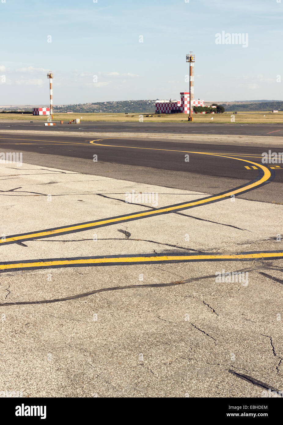 Pista di Chisinau international airport. vecchio, giallo modo indicatori Foto Stock