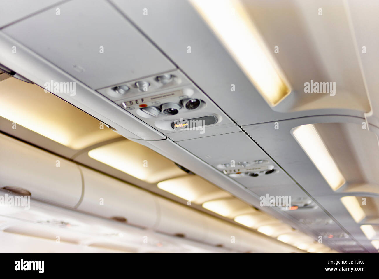 Soffitto di aeroplano sopra il sedile passeggero Foto Stock